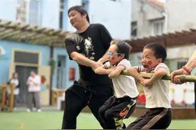 幼儿园举办主题运动会，红色运动项目鼓励幼儿勇于拼搏图片