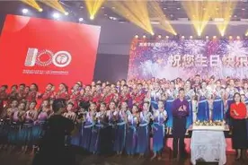 百年逐梦路，山高人为峰图片