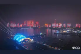 航拍|庆祝中国人民解放军建军97周年，青岛浮山湾畔演绎建军节灯光秀图片