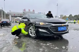 服务不“掉链” 收费站20分钟装好防滑链获司乘点赞图片