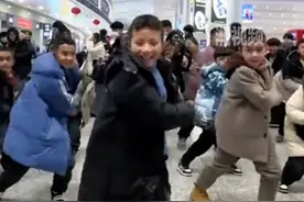 被新疆小朋友的机场齐舞帅到了！网友：舞蹈是新疆人的出场设置图片