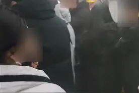 西安地铁8号线开通首日车厢内现刺鼻白灰，地铁客服：系施工灰尘，已清洗图片