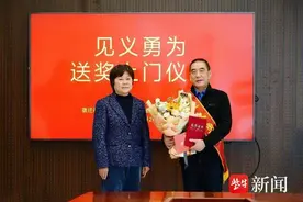 江苏省2024年一季度见义勇为勇士事迹展播⑨小孩站在5楼窗外，大叔“飞檐走壁”救回图片