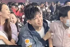 50岁林志颖带娃追星现身周杰伦演唱会，网友：谁敢信这是50岁的男人！图片
