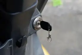 七旬老太没关三轮车电源就下车，5岁幼童启动车辆酿成伤亡事故，法院判了图片