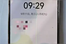 多名用户称三星手机屏幕出现绿线，客服：只能付费维修图片