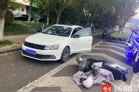心太急路边随意停车，司机随手开车门撞倒电动车图片