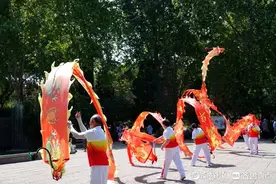 最美身影 | 百花公园里，人们以各种方式乐享假日生活图片