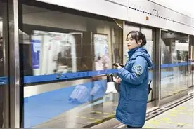 婴儿上了地铁 妈妈还在站台  温暖接力 5分钟后母子就团聚图片
