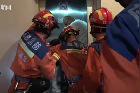 一家三口被困电梯，消防暖心救援图片