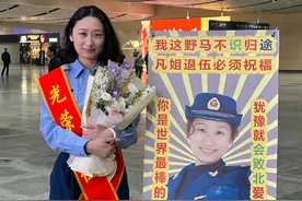 长沙一“00后”女大学生退伍归来，“显眼包”朋友们花式欢迎图片