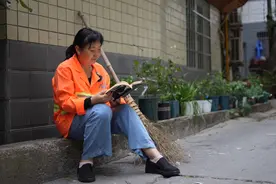 城里的阅光丨人生过半，长沙环卫阿姨用书籍找回自己：脚步去不了的地方，文字能到达图片