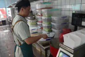 新疆库车市：智能炒菜机器人 食堂飘出科技味图片