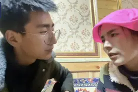 她边干家务边哼歌偶然间拍摄的视频治愈无数人图片
