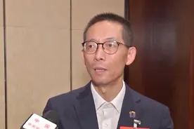 两会你我他丨代表委员答网友问 用AI写论文算不算偷懒？图片