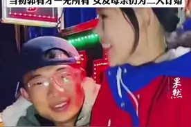 郭有才爆火后，女友依然坚守烧烤摊，表示网络可能是浮云，还得脚踏实地。图片