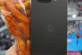 谷歌 Pixel 9a 手机真机和包装盒曝光图片