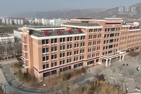 这所中学开学，师生跨越3000公里双向奔赴图片