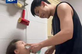母亲身患渐冻症，“00后”男孩选择……图片