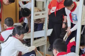教室爆改“图书馆”！这群小学生真牛！图片