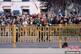西藏布达拉宫广场举行升国旗仪式图片