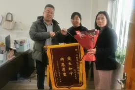 馋嘴娃偷吃鹌鹑蛋卡喉，松江教师“教科书式”施救图片