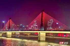 【每日一图@湖南】2024元旦之夜，长沙灯光秀璀璨夺目图片