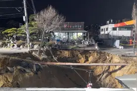 韩国首尔地面突现深坑吞噬男子，救援人员寻获遗体图片