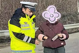 热心司机拾到一部手机，武汉东湖交警助力物归原主图片