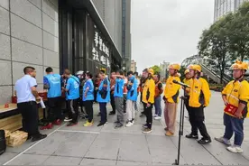 凝“新”聚力  同心同行——宝鸡市市场监管局、市非公党委举办“食安志愿者”聘任仪式暨迎国庆网约配送…图片