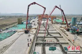 天津在建面积最大、跨度最长地铁车站主体结构封顶图片