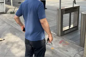 中考遇上父亲节，考点外的父亲表示：孩子考试顺利便是最好的礼物图片