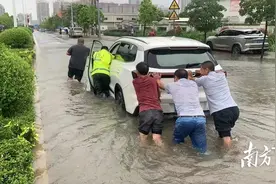 肇庆：在抗击暴雨一线筑起“红色堤坝”图片