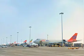 “空中丝路”畅全球（产经观察·走物流枢纽  看发展热度）图片