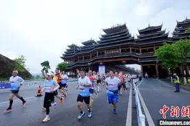 万名跑者奔跑在广西侗乡楼桥花海间图片
