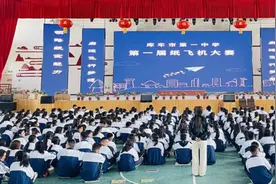 新疆库车：小小纸飞机飞出新高度图片
