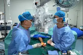 深圳男子被石头砸断三根手指，深圳医院成功“复活”图片
