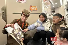 雷锋精神在列车上传承图片