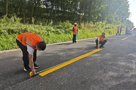 清水公路段：施划道路标线 保障通行安全图片