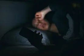 长期熬夜关灯玩手机，患上青光眼的几率有多大？｜扬子懂健康图片