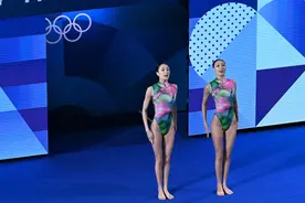 继续创造历史，王柳懿/王芊懿获花样游泳双人项目金牌，花游实现金牌包揽！图片