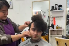 晓华爆改土耳其小伙发型，网友大赞这波文化输出666，呼吁“全球巡剪”图片