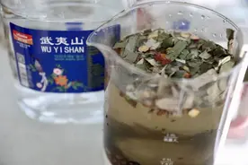 从三甲医院到社区医院再到中药房，火爆夏天的中医乌梅饮在上海人家门口买到！其他消暑妙方还有这些→图片