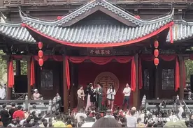 开封“王婆”江西说媒现场：景区人流倍增，有人专门驱车找她图片