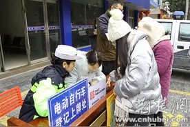 未上牌的车主赶紧来 保康交警免费为电动自行车上牌图片