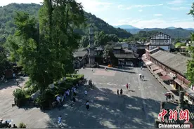 成都街子古镇吸引避暑游客图片