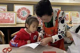 成都这个社区有一群“共享奶奶”：帮接孩子、帮带娃…图片