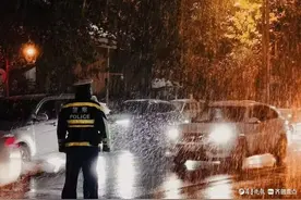 昨夜聊城街头直击！披风踏雪坚守一线，他们一直在路上图片