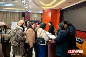 邮储银行郴州市政务中心支行：三代社保卡换发服务“进校园”图片