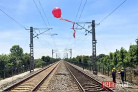 长江文化艺术季开幕式区域紧邻京广铁路，铁路部门提示：请勿放飞风筝气球孔明灯图片